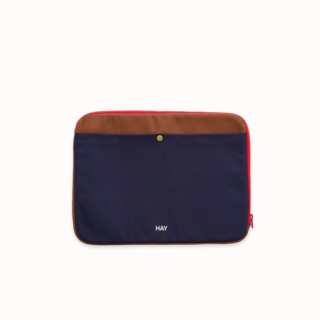 Housse d’ordinateur portable HAY Multi Laptop Cover Midnight Blue, en coton bio, avec fermeture éclair et poches extérieures, adaptée aux laptops 13-14 pouces.