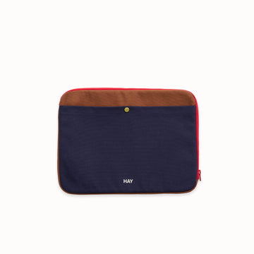 Housse d’ordinateur portable HAY Multi Laptop Cover Midnight Blue, en coton bio, avec fermeture éclair et poches extérieures, adaptée aux laptops 13-14 pouces.
