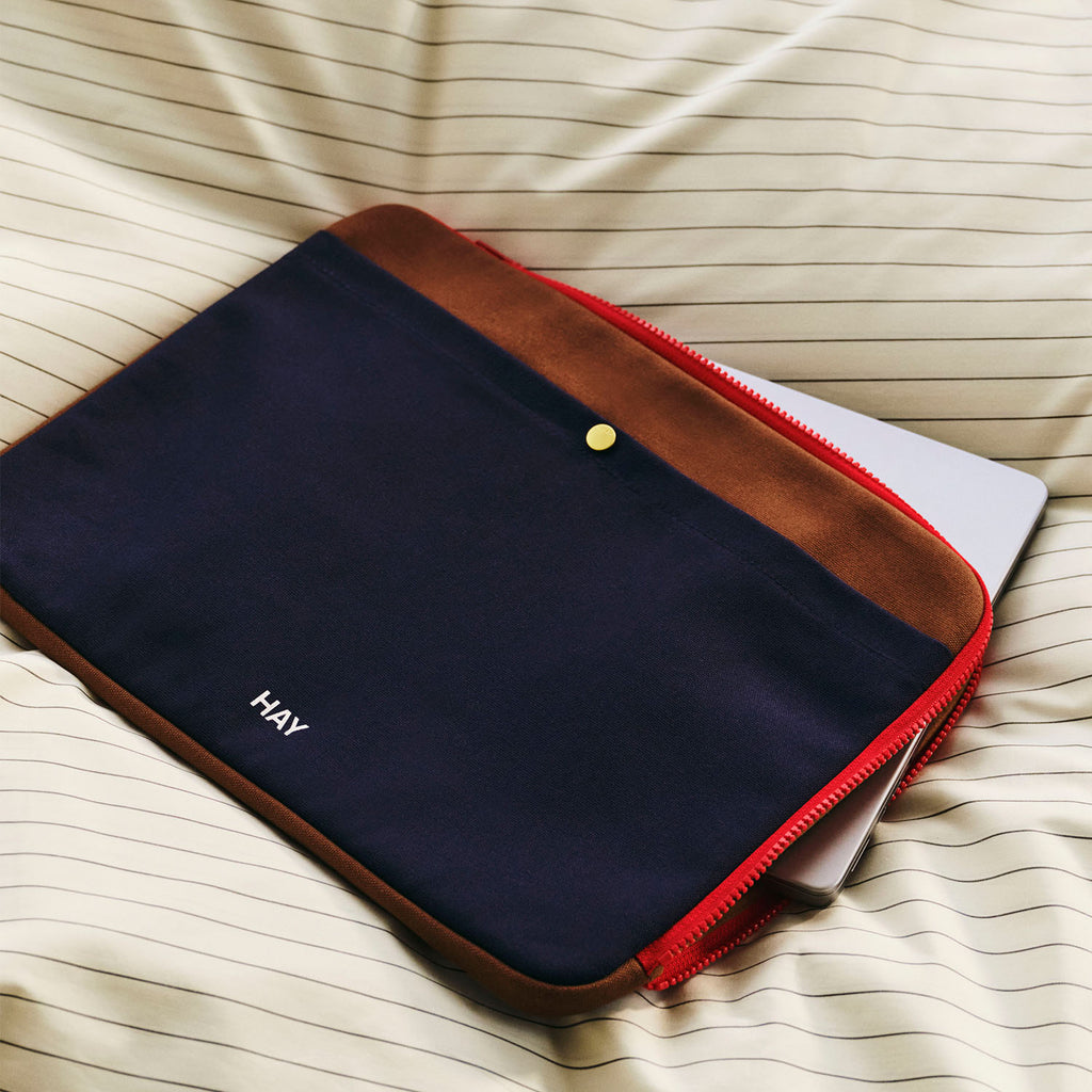 Morning routine avec la pochette d'ordinateur HAY Multi Laptop Cover Midnight Blue- digital nomade 